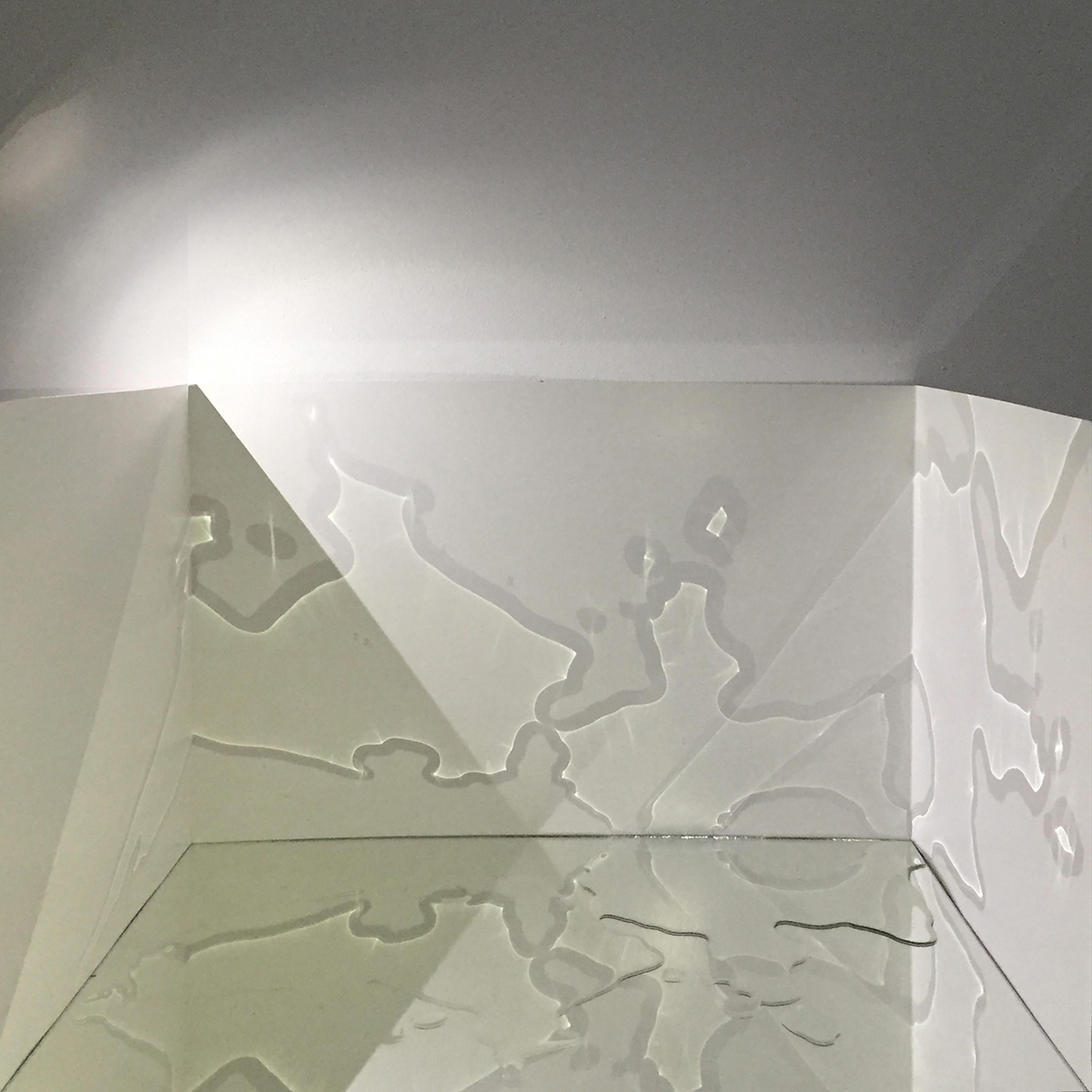 Hind Khettou
L'eau onirique caustique, 2015
Installation de miroirs, tapis mouse et eau